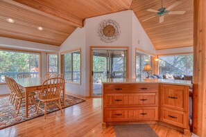 Interior - Perfect Sunriver Retreat, A/C, Hot Tub, Bikes, and SHARC passes (Sunriver)