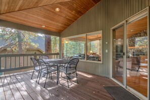 Outdoor dining - Perfect Sunriver Retreat, A/C, Hot Tub, Bikes, and SHARC passes (Sunriver)