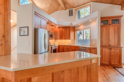 Perfect Sunriver Retreat, A/C, Hot Tub, Bikes, and SHARC passes