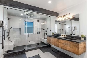 Een douche, een haardroger, handdoeken, shampoo