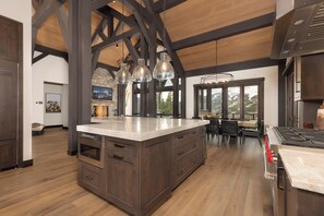 ثلاجة، ميكروويف، فرن، موقد طهي مسطح