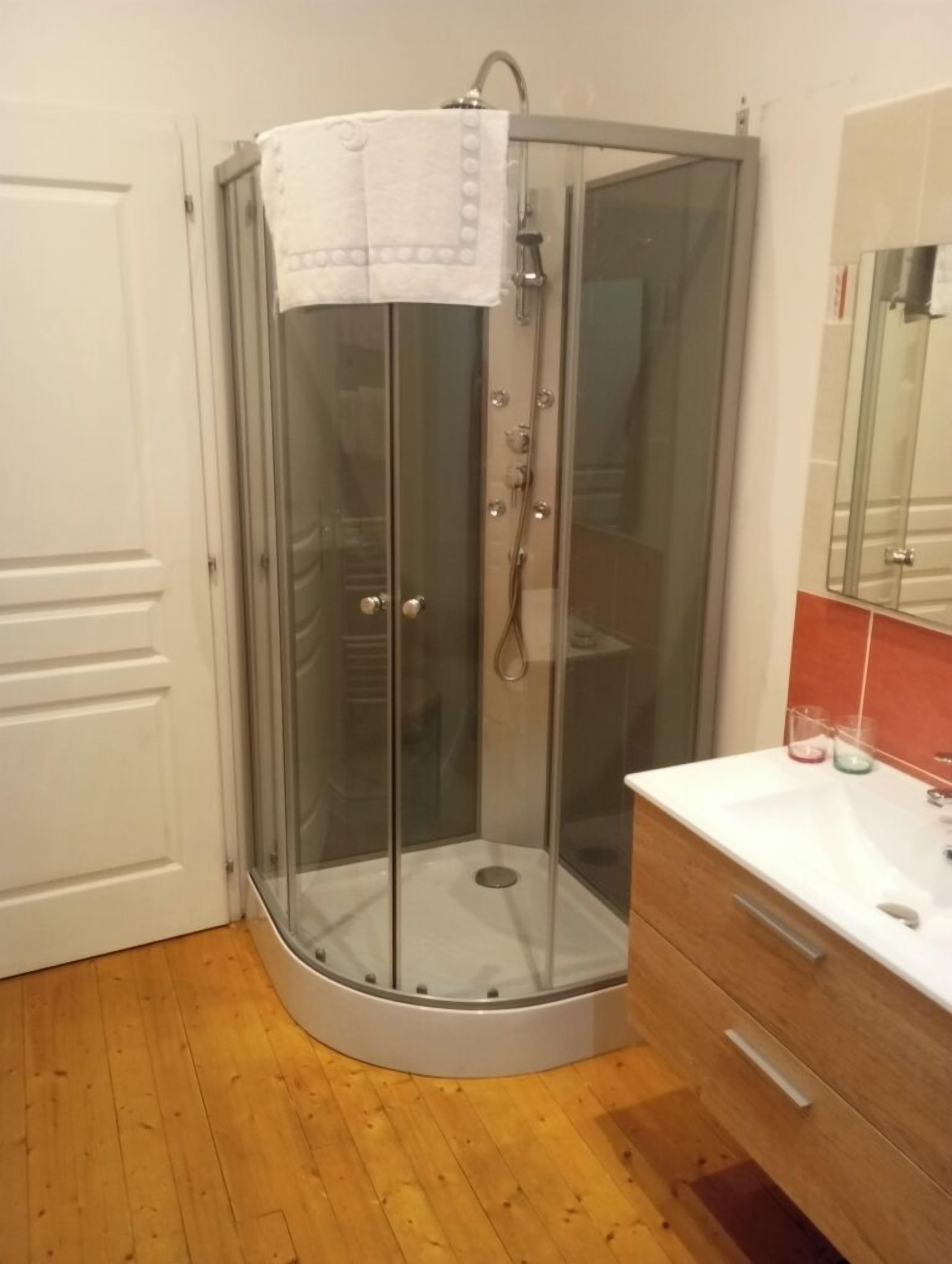 Comfort tweepersoonskamer, uitzicht op tuin | Badkamer