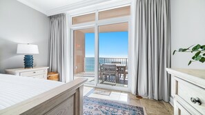 Tabla de planchar con plancha, wifi gratis y ropa de cama 