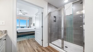Douche, baignoire à jets, sèche-cheveux, serviettes fournies