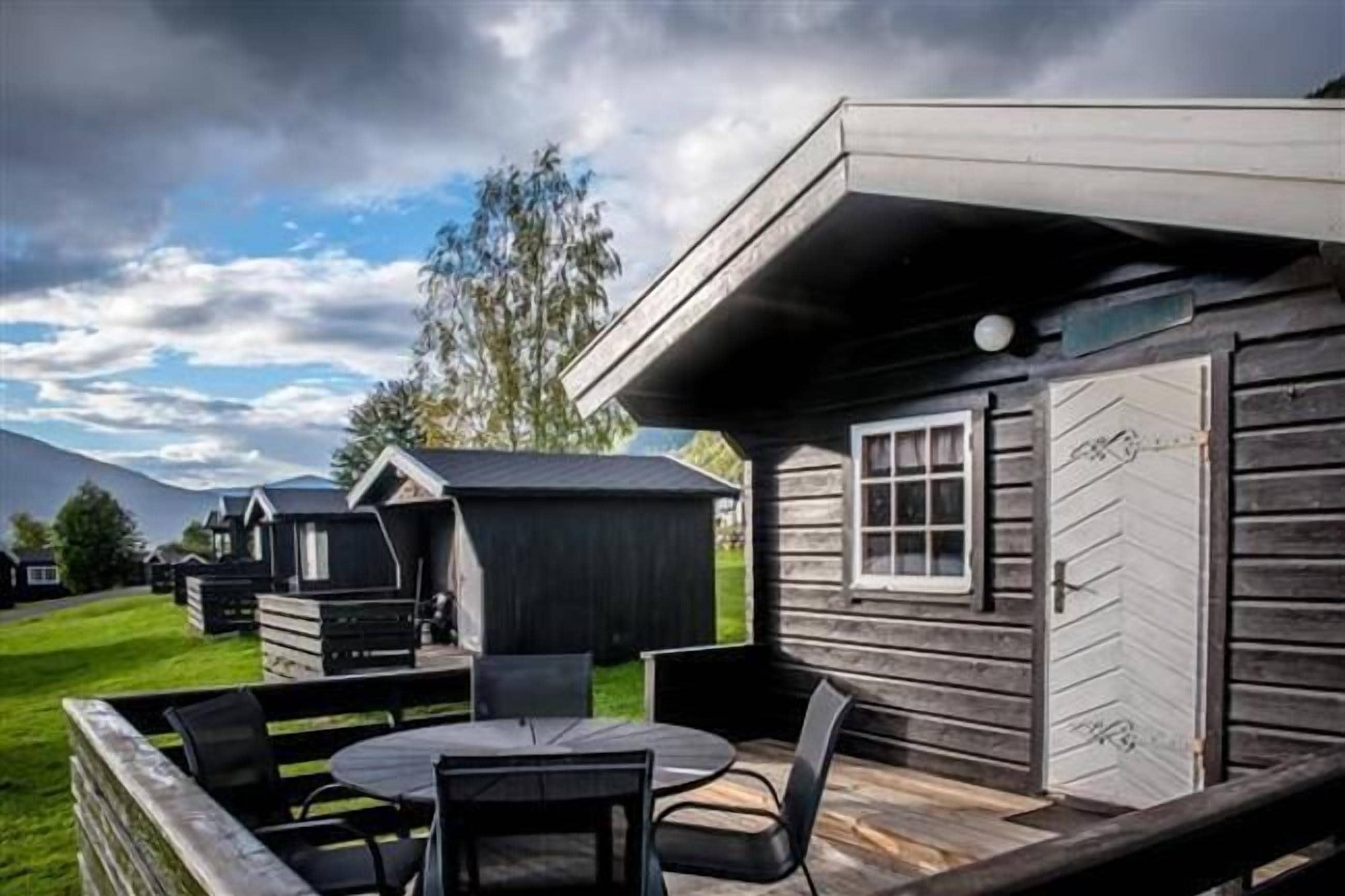 Economy Cabin, Lake View