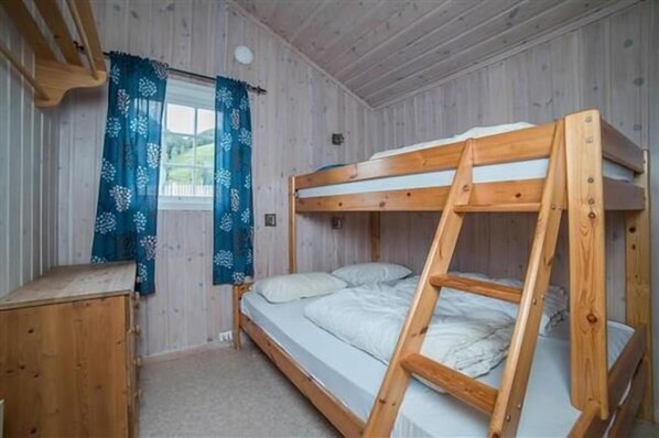 Family Cabin, 2 Bedrooms, Non Smoking, Lake View | Free WiFi