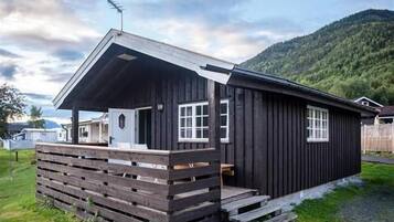 Family Cabin, 2 Bedrooms, Non Smoking, Lake View | Free WiFi