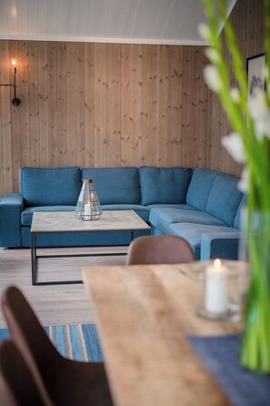 Luxury Cabin, Lake View | Living area | Toys - Pluscamp Mageli  (Øyer)