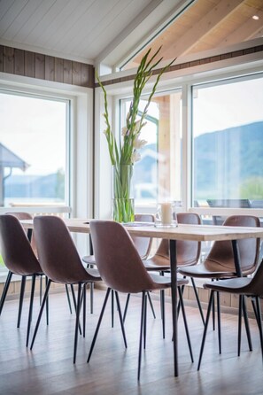 Cabana superluxo, vista para o lago | Área de estar | Brinquedos