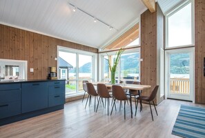 Luxury Cabin, Lake View | Free WiFi