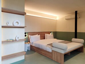 Ein modernes Hotelzimmer mit einem Holzbett, einem kleinen Nachttisch, einer Nachttischlampe und einer Wandklimaanlage.