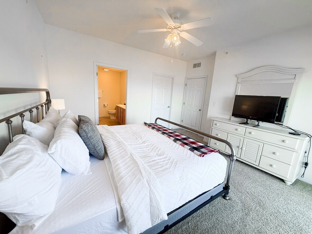 3 slaapkamers, een strijkplank/strijkijzer, gratis wifi, beddengoed