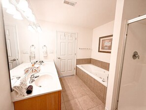 Secador de cabelo, toalhas de banho