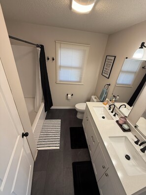 Shower, hair dryer, towels, soap - Country Comfort near Town Room to Play, Paws to Stay (Dickinson)