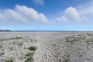 On the beach - Oceanfront Ground-Floor Condo| Patio, Pool & Beach (St. Augustine)