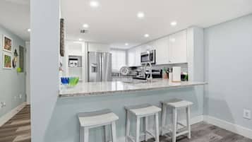 Geladeira, micro-ondas, fogão, cooktop