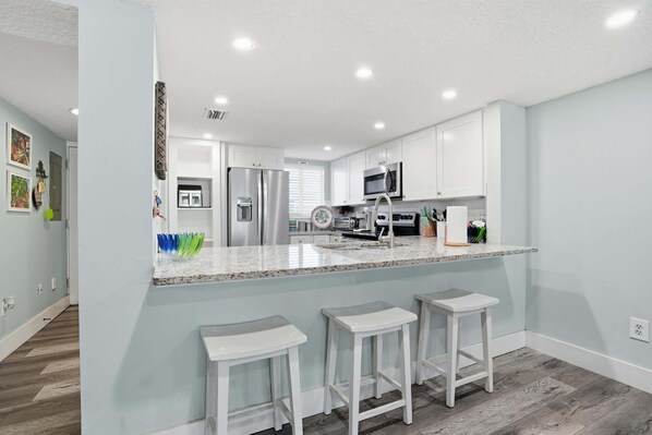 Geladeira, micro-ondas, fogão, cooktop