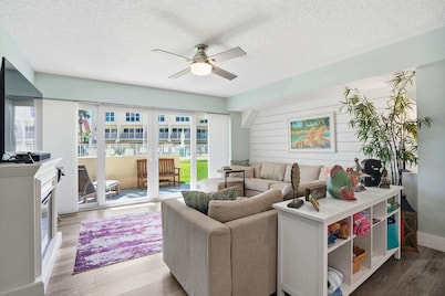 Oceanfront Ground-Floor Condo| Patio, Pool & Beach