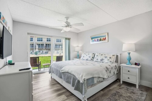 Oceanfront Ground-Floor Condo| Patio, Pool & Beach