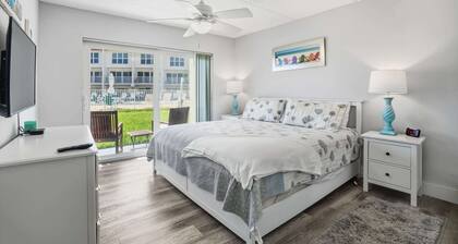 Oceanfront Ground-Floor Condo| Patio, Pool & Beach