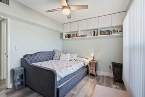 2 quartos, ferros/tábuas de passar roupa, berço de viagem