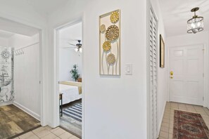 1 soverom, skrivebord, strykejern/-brett og reiseseng for barn