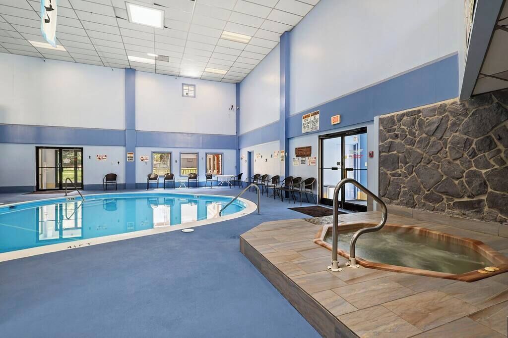 Innendørsbasseng og et oppvarmet basseng