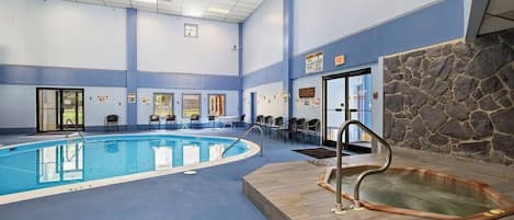 Innendørsbasseng og et oppvarmet basseng