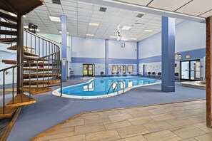 Innendørsbasseng og et oppvarmet basseng