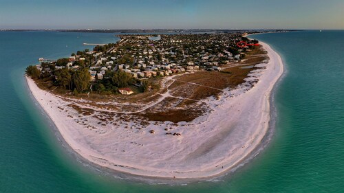 Lakefront 1-Bedroom Ground-Floor Suite • Heated Pool & Spa • Steps to Beach