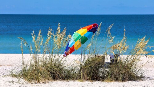 Lakefront 1-Bedroom Ground-Floor Suite • Heated Pool & Spa • Steps to Beach