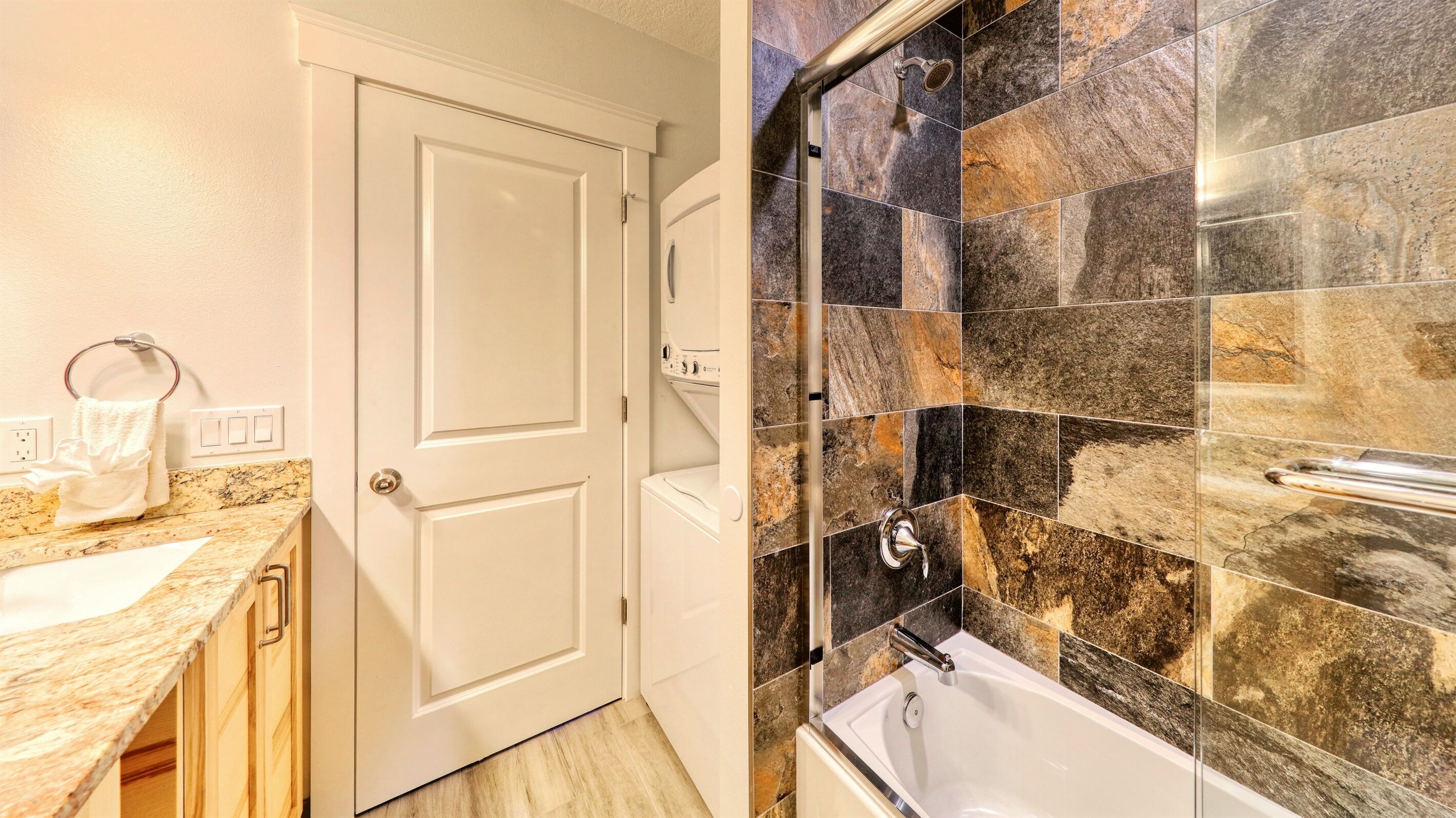 Ein Badezimmer mit Dusche, Toilette und Waschbecken.