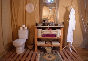 Ducha, artículos de tocador gratuitos, batas, toallas