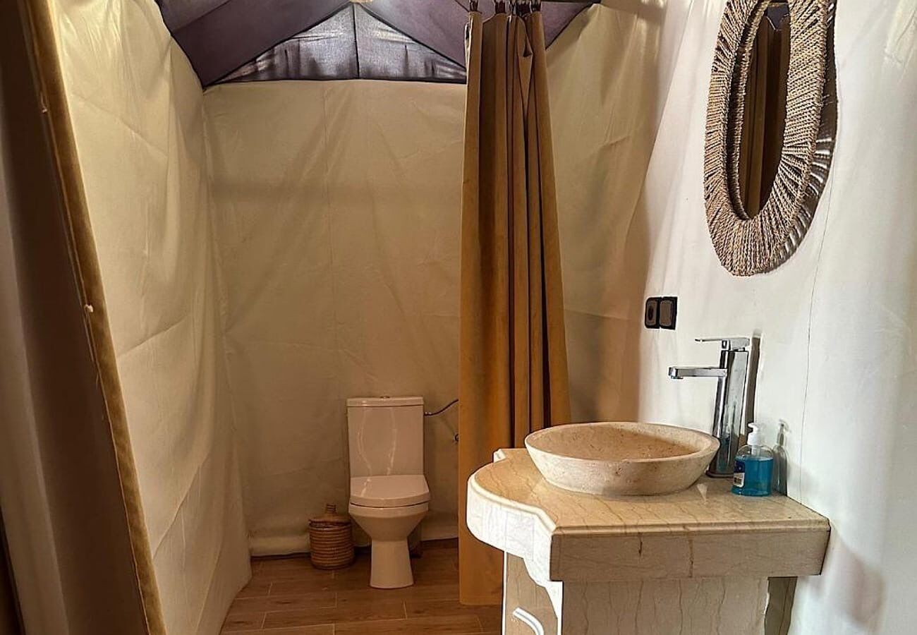 Shower, free toiletries, bathrobes, towels