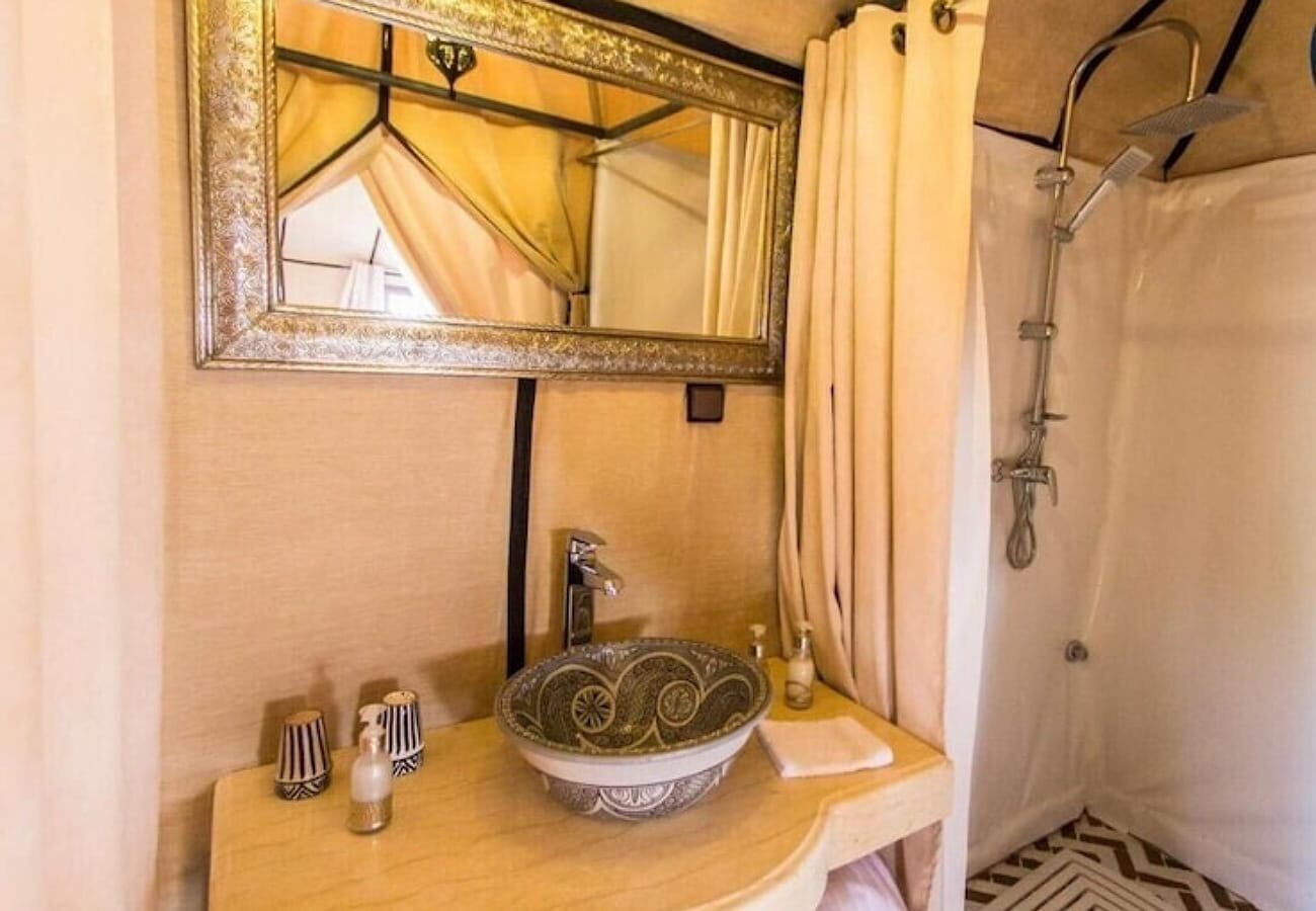 Shower, free toiletries, bathrobes, towels