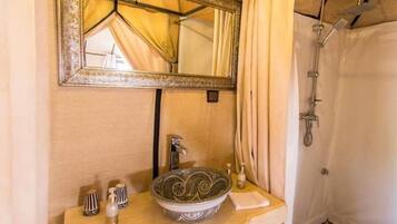 Shower, free toiletries, bathrobes, towels
