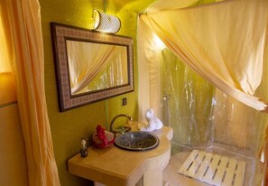 Shower, perlengkapan mandi gratis, handuk, dan sabun