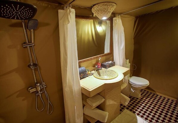 샤워 시설, 무료 세면용품, 타월, 비누