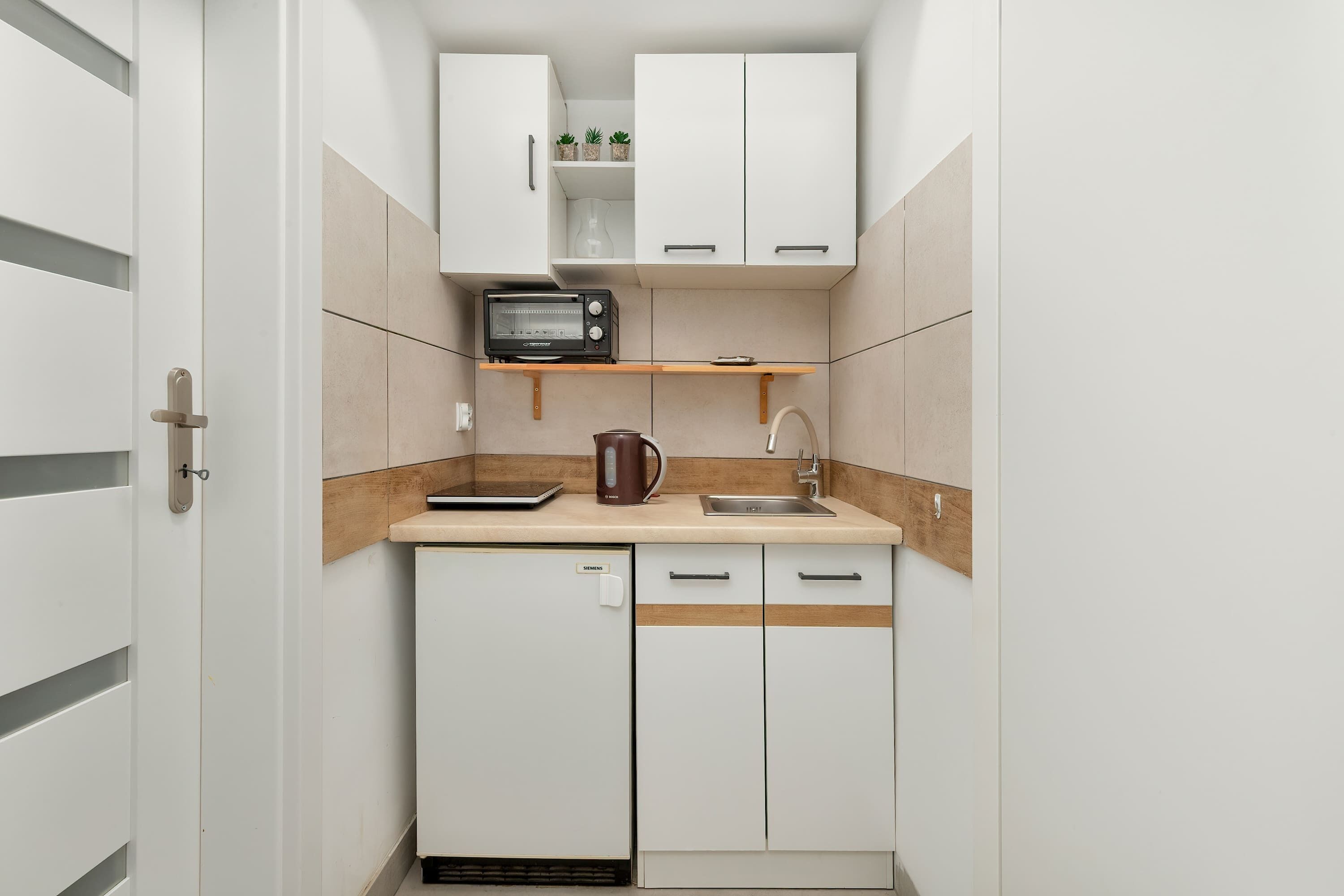 Fridge, oven, stovetop, cookware/dishes/utensils