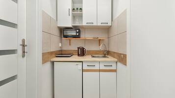 Køleskab, ovn, kogeplade, køkkentøj/tallerkener/redskaber