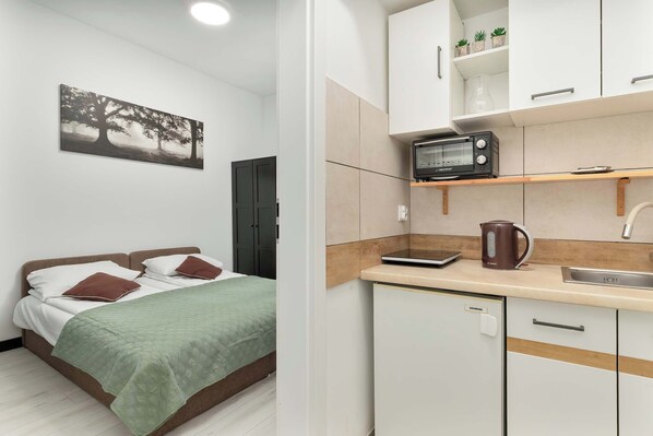 Silitysrauta/-lauta, vauvan matkasänky, Wi-Fi, vuodevaatteet