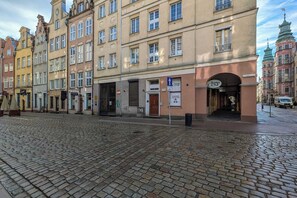 A cobblestone street lined with historic buildings, including a building with a sign for 'Kanter CENTR'. - Functional Studio | In the heart of the Old Town of Gdansk (Gdańsk)