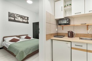 Tabla de planchar con plancha, cuna de viaje, wifi y ropa de cama 
