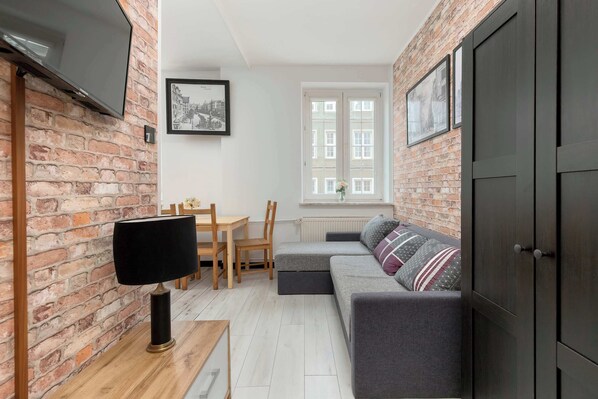 Televisión y oficina 