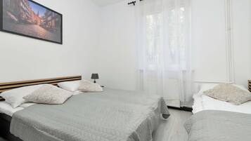 2 makuuhuonetta, silitysrauta/-lauta, vauvan matkasänky, Wi-Fi