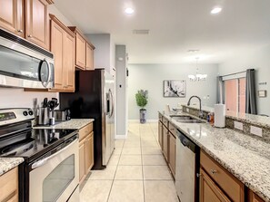 Fridge, microwave, oven, stovetop - Paradise Palms Townhome Minutes to Disney. 8845 (Kissimmee)