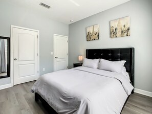4 bedrooms, iron/ironing board, WiFi, bed sheets - Paradise Palms Townhome Minutes to Disney. 8845 (Kissimmee)