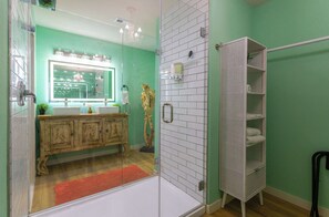 Een douche, een haardroger, handdoeken