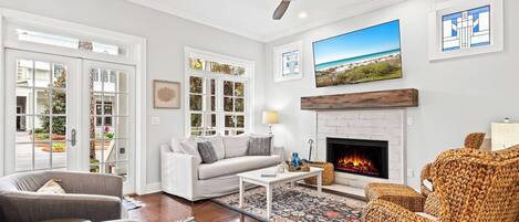 Een televisie en een open haard