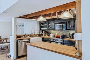 Fridge, microwave, oven, stovetop - Ottaquechee River, Woodstock | Riverside Vista (Woodstock)